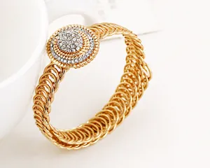Macro detail van luxe gouden kettingarmband met sprankelend rond strass middelpunt
