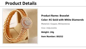 Detail van een verstelbare goudkleurige wikkelarmband met fonkelende kristallen inlay