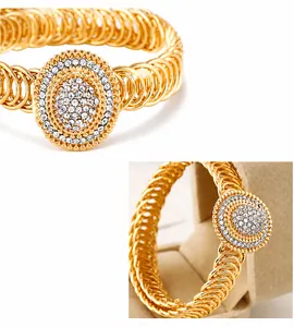 Macro detail van luxe gouden kettingarmband met een grote ovale strass steen in het midden