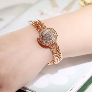 Elegante goudvergulde kettingarmband met een glinsterend ovaal middenstuk van strassteentjes