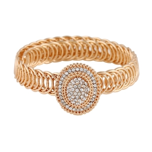 Luxueuze gouden metalen kettingarmband met een groot ovaal strassteen ornament op witte achtergrond