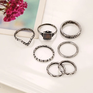Detailansicht des 7-teiligen Vintage-Silberring-Sets mit Gravurmustern und braunem Stein