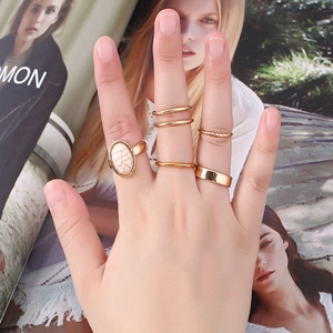 Goldfarbenes Ring-Set aus Zinklegierung mit Türkissteinen im modernen Lagen-Look