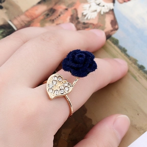 Bague ouverte élégante avec fleur en velours bleu et feuille dorée avec cristaux
