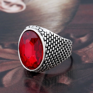 Retro men's silver alloy ring with large oval red crystal and textured scale patterns