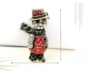 Vue macro de la broche bonhomme de neige sertie de strass rouges, verts et blancs