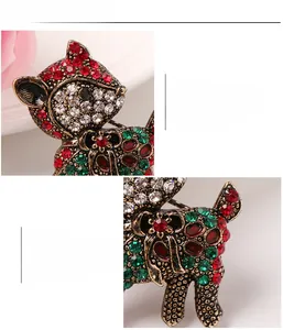 Makro-Detail der Vintage-Fuchsbrosche mit bunten Strasssteinen und Antikgold-Finish
