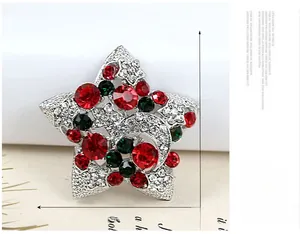 Détail d'une broche étoile de 37mm ornée de strass rouges, verts et blancs étincelants