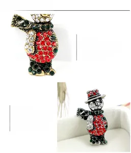 Vue macro détaillée d'une broche bonhomme de neige sertie de strass rouges et verts