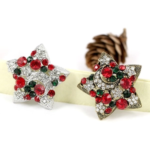 Détail de broches de Noël en forme d'étoile avec strass colorés sur rubans festifs