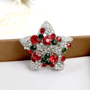 Vue détaillée de la broche étoile avec strass multicolores sur un ruban de cuir