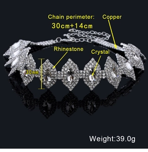 Detailansicht eines silbernen Strass-Chokers mit Kupferbasis und verstellbarer Kette