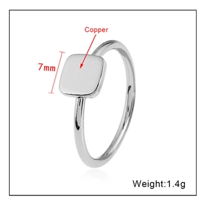 Détail d'une bague carrée en cuivre de 7 mm avec dimensions et poids de 1,4 g