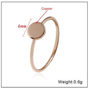 Détail d'une bague fine en cuivre or rose avec un disque plat de 6mm au design épuré