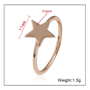 Vue détaillée d'une bague étoile en cuivre de 11mm or rose pesant 1,5g