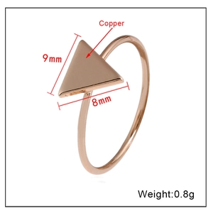 Détail d'une bague triangle en cuivre or rose avec des dimensions précises de 9 mm et 8 mm