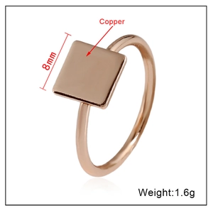 Gros plan d'une bague carrée en or rose montrant le dessus plat de 8mm et le poids de 1,6g