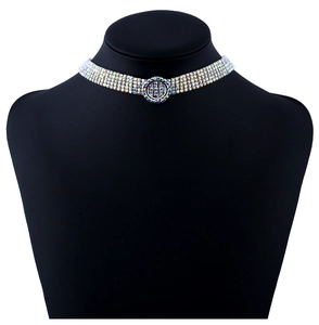 Makroaufnahme der mehrreihigen AB-Strass-Choker-Halskette mit kristallbesetztem Rundelement