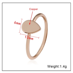 Vue détaillée d'une bague goutte en cuivre or rose avec dimensions 10mm x 6mm et poids
