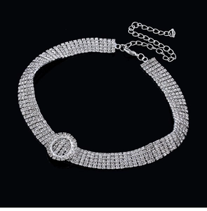 Nahaufnahme von silbernem Strass-Choker mit Karabinerverschluss und verstellbarer Kette