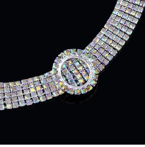 Nahaufnahme der fünfreihigen AB-Strass-Halskette mit kreisförmigem Kristalldetail