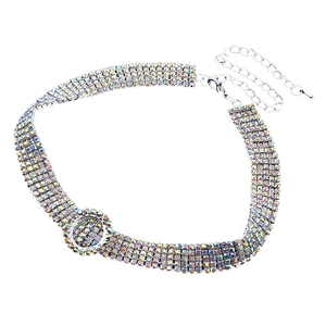 Detail eines breiten mehrreihigen Strass-Chokers mit verstellbarem Karabinerverschluss
