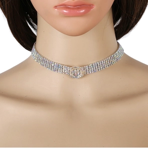 Makroaufnahme eines mehrlagigen Strass-Chokers mit einem runden Kristallelement