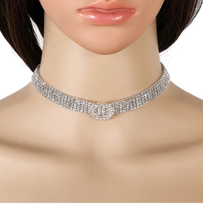 Nahaufnahme der glitzernden Silber-Choker-Halskette mit rundem Kristall-Mittelstück