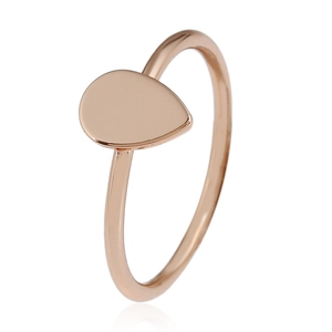 Bague goutte minimaliste en or rose avec finition en métal poli sur fond blanc épuré