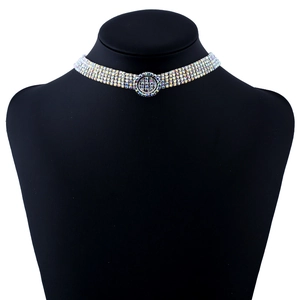 Luxuriöses 5-reihiges Strass-Choker-Halsband mit rundem Kristallverschluss auf einem Halsmodell