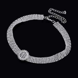 Kurze mehrlagige Strass-Choker-Halskette mit funkelnder Rundschnalle und silbernem Finish