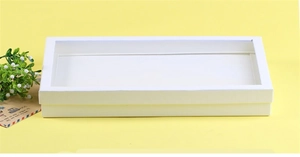Vue détaillée d'une boîte cadeau blanche avec fenêtre PVC transparente pour bijoux