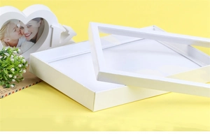 Vue détaillée d'un coffret cadeau carré blanc brillant pour bijoux sur fond jaune