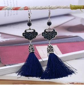 Λεπτομέρεια από vintage σκουλαρίκια με κλειδαριά καρδιά και μακριές μπλε φούντες