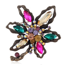 Makroaufnahme einer Vintage-Blumenbrosche mit bunten Strasssteinen und Bronzelegierung
