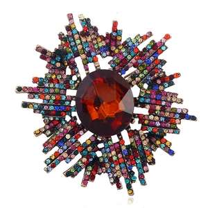 Vue détaillée d'une broche vintage en bronze avec pierre ambre et strass multicolores