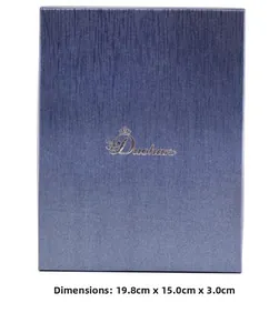 Detail van blauwe getextureerde kettingdoos van 19,8x15x3cm met gouden kroonlogo