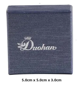 Donkerblauwe sieradendoos met linnen textuur en zilveren logo, 5,0 x 5,0 x 3,0 cm