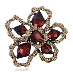 Vintage Alloy Rhinestone Hollow Flower Brooch For Women Antique Gold Finish Crystal Floral Pin Jewelry Accessory
