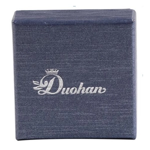 Donkerblauwe vierkante sieraden geschenkdoos met textuur en zilveren merklogo