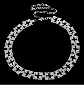 Detailansicht eines silbernen Chokers mit quadratischen Gliedern und funkelnden Strasssteinen