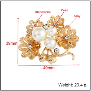 Vue détaillée d'une broche marguerite avec perles et strass sur monture dorée