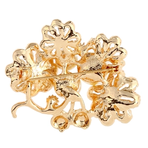 Broche fleur marguerite multicouche dorée avec perle, vue détaillée du dos du bijou