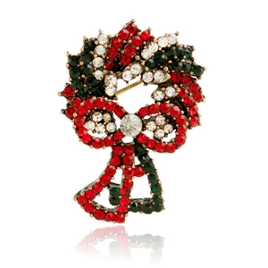 Detail einer Weihnachts-Kranz-Brosche mit roter Schleife, Glocken und Strass