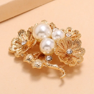 Élégante broche fleur dorée avec perles blanches et strass étincelants pour femme