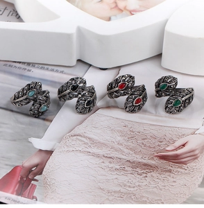 Anillos de pluma retro estilo bohemio con piedras de colores y detalles de marcasita