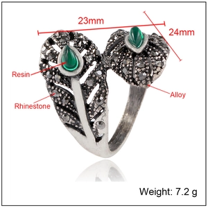 Anillo retro de pluma hueca con piedras de resina verde esmeralda y strass brillante