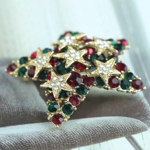 Broche étoile de Noël 3D avec strass rouges et verts sur base en alliage doré