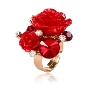 Bague ouverte tendance avec roses en résine rouge et cristaux brillants dorés