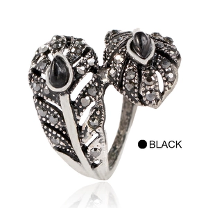 Detalle de anillo de pluma vintage con piedras negras y adornos de marcasita fina